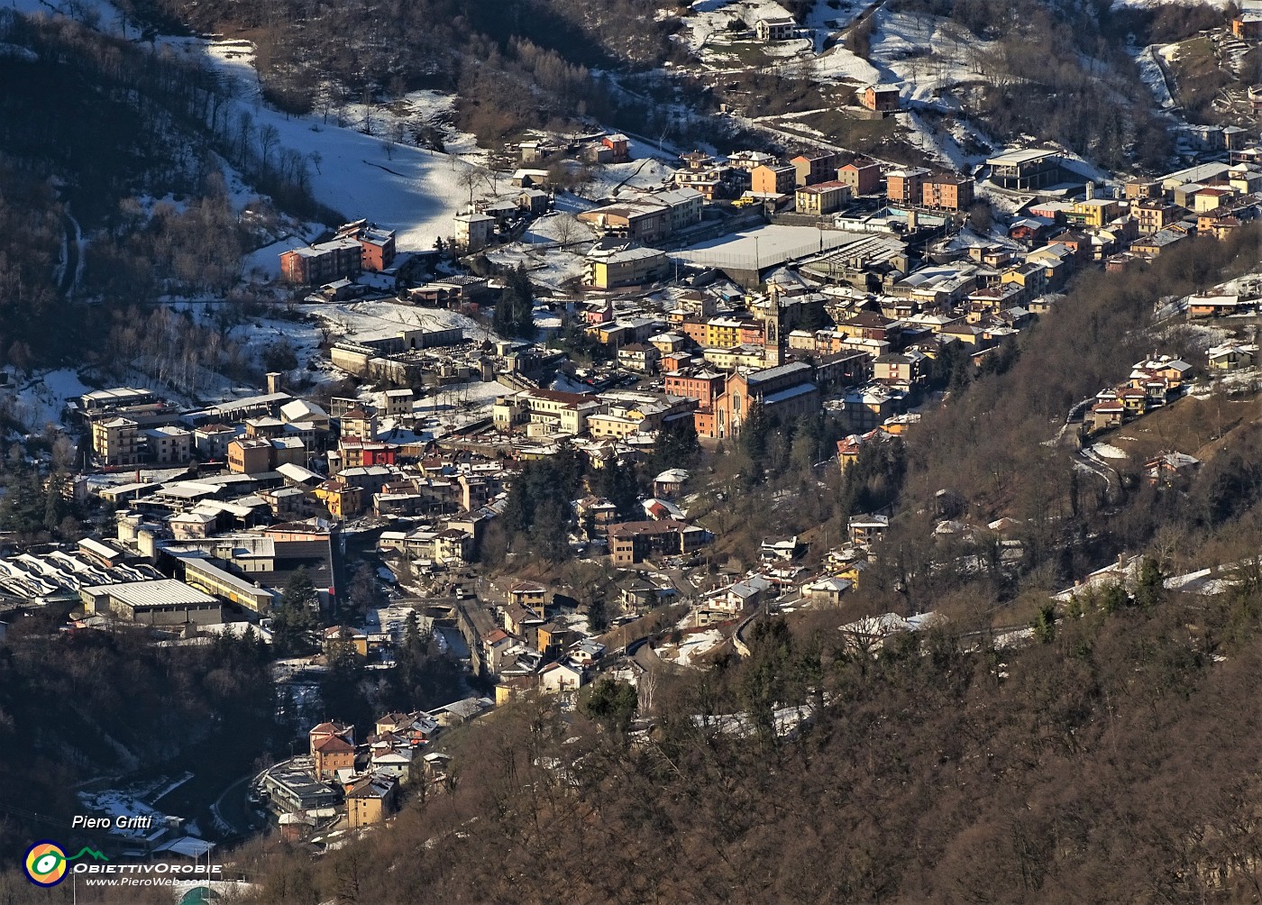 18 Zoom sul centro di Brembilla.JPG